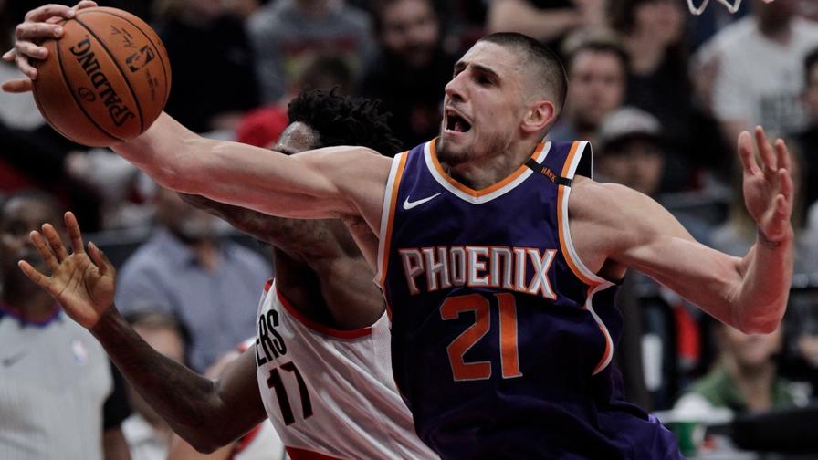 With Tyson Chandler's availability in doubt, Alex Len could be in a prime spot to produce. Who else is worth a look on Friday's NBA DFS slate?
