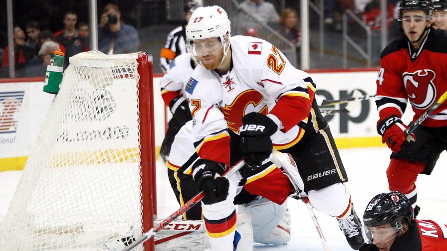 Dougie Hamilton has some elite underlying numbers and gets a great matchup on home ice. Who else should you target in NHL DFS tonight?