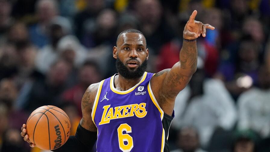 LeBron James' 33-point night made him an anchor in the perfect lineup on Sunday. Who else made the cut?