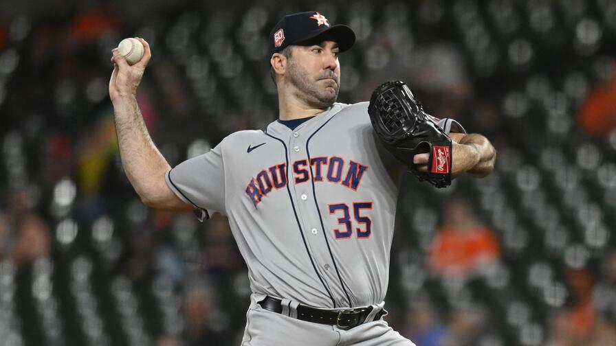 Houston Astros starting pitcher Justin Verlander (35) warms up in